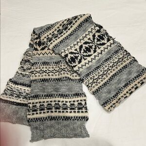 Patterned winter scarf